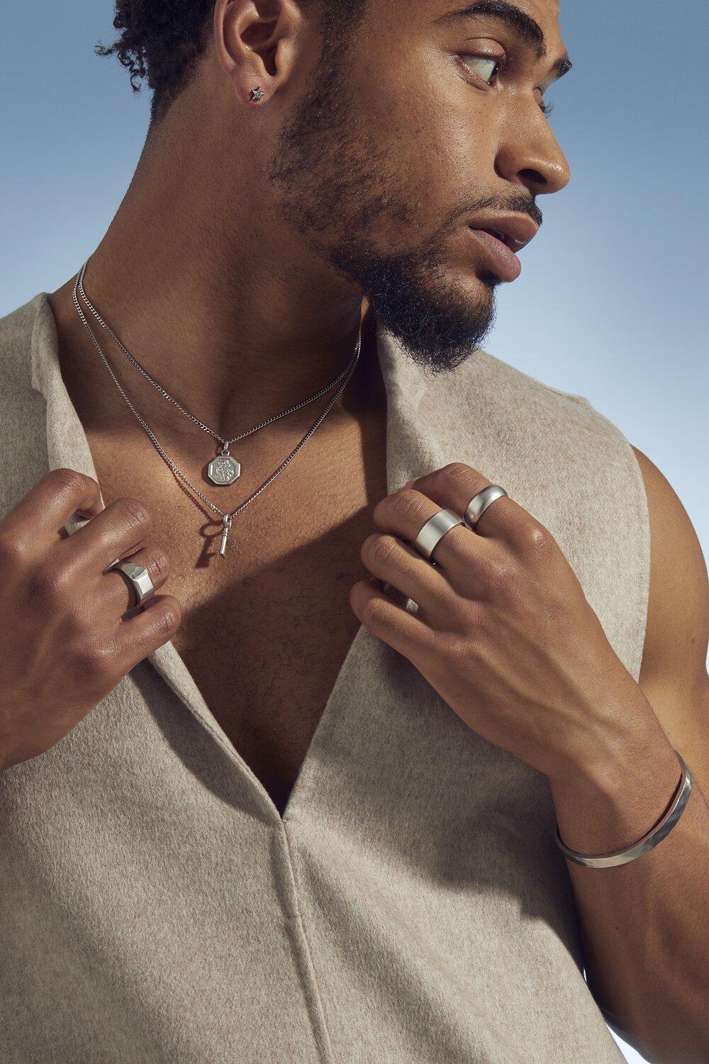 How to wear a chain: the guide for men